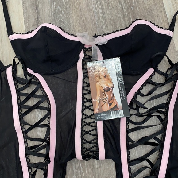 Lingerie - Picture 3 of 3